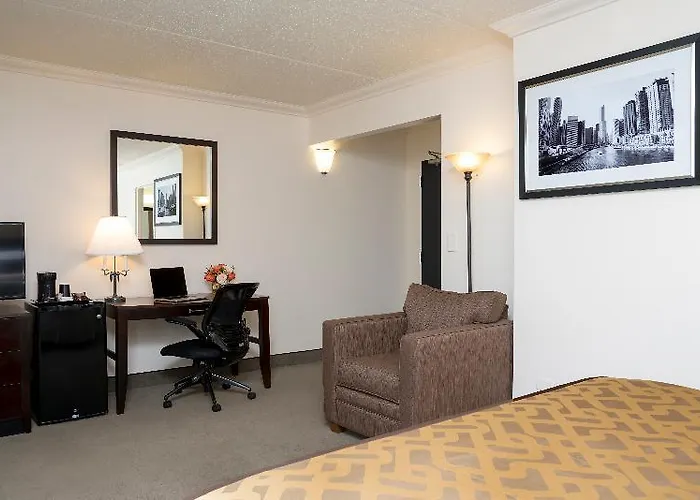 South Loop Hotel 3*